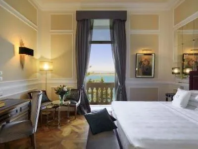 Grand Des Etrangers- The Leading Of The World Сиракузы