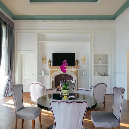 Grand Des Etrangers- The Leading Of The World